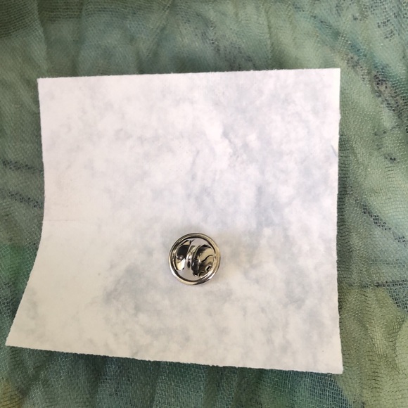 Hot Topic 1 Year of Service Skull Pin - Picture 4 of 7